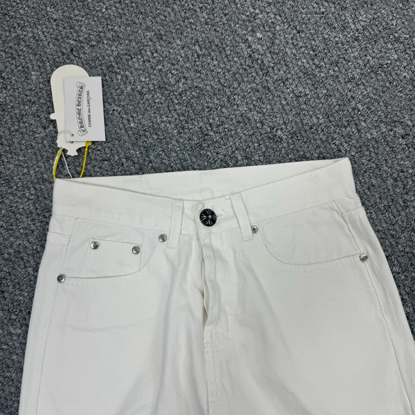 P280 Style No.: H821 Chrome Heart & Chrome Heart White Bull King Metal Cross Patch Leather Jeans ChromeHearts#Design Jeans Invincible Texture Ceiling-Level Jeans Hard to Find at the Counter‼ ️ Cross patchwork leather jeans, top-notch heavy-duty washing process, calfskin laser-cut cross, distressed silver hardware, straight-leg version slimming the upper body, that lesbian style Color: White Size: S M L XL